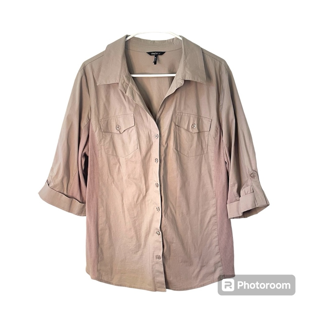 Daisy Fuentes XL Tan Button Down Collared Shirt